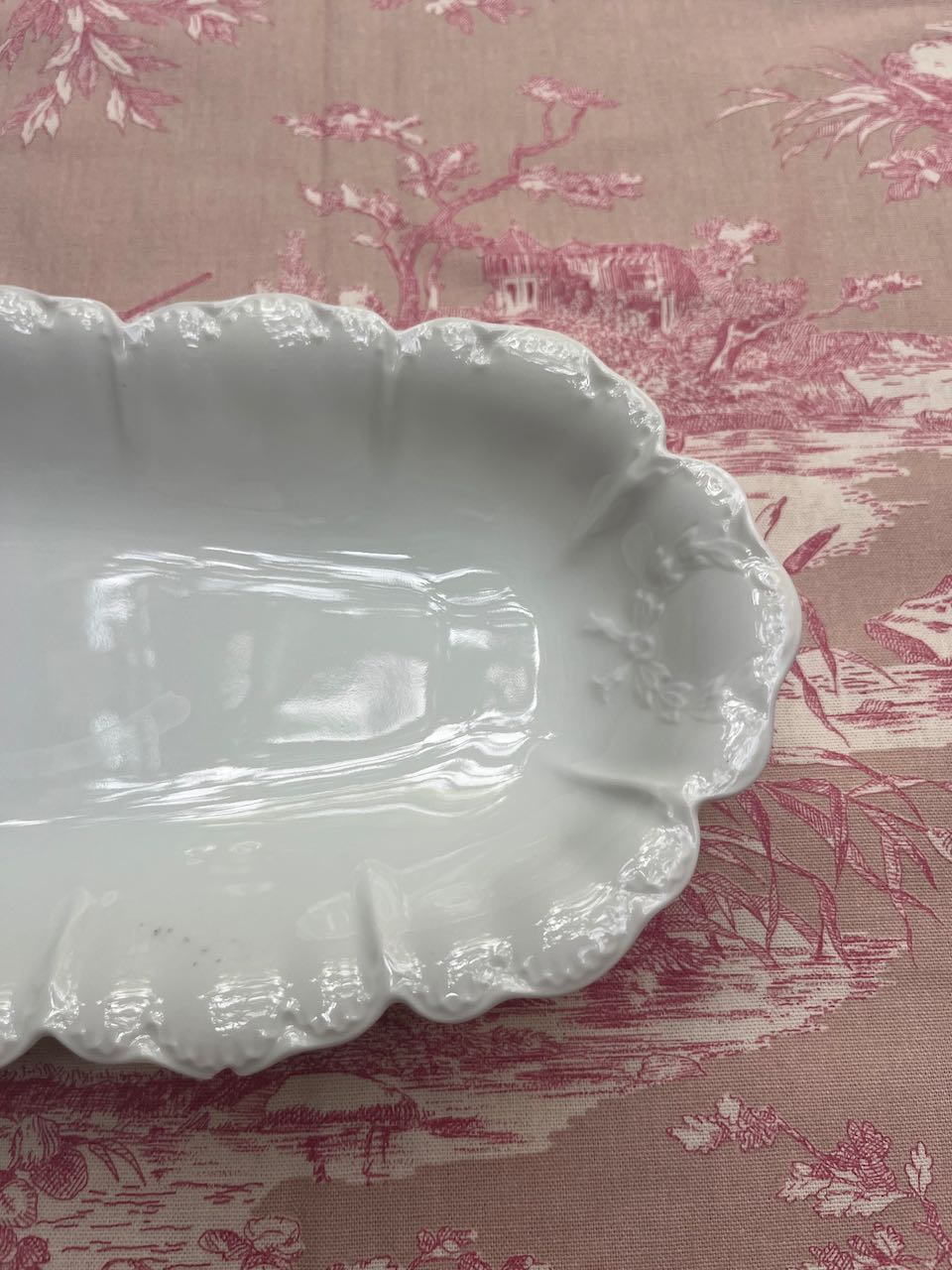 fa552 Large scalloped entree, serving dish