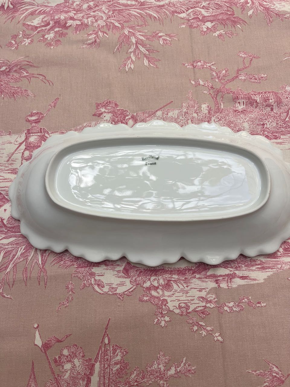 fa552 Large scalloped entree, serving dish
