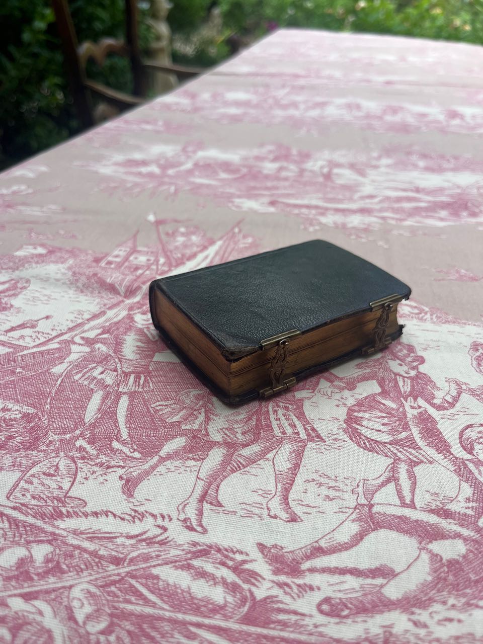 fa511 Tiny little missel with two metal clips and gold leaf tips.