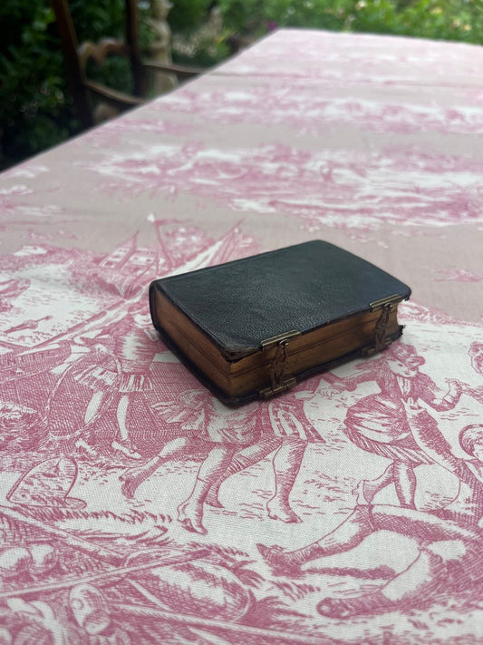 fa511 Tiny little missel with two metal clips and gold leaf tips.