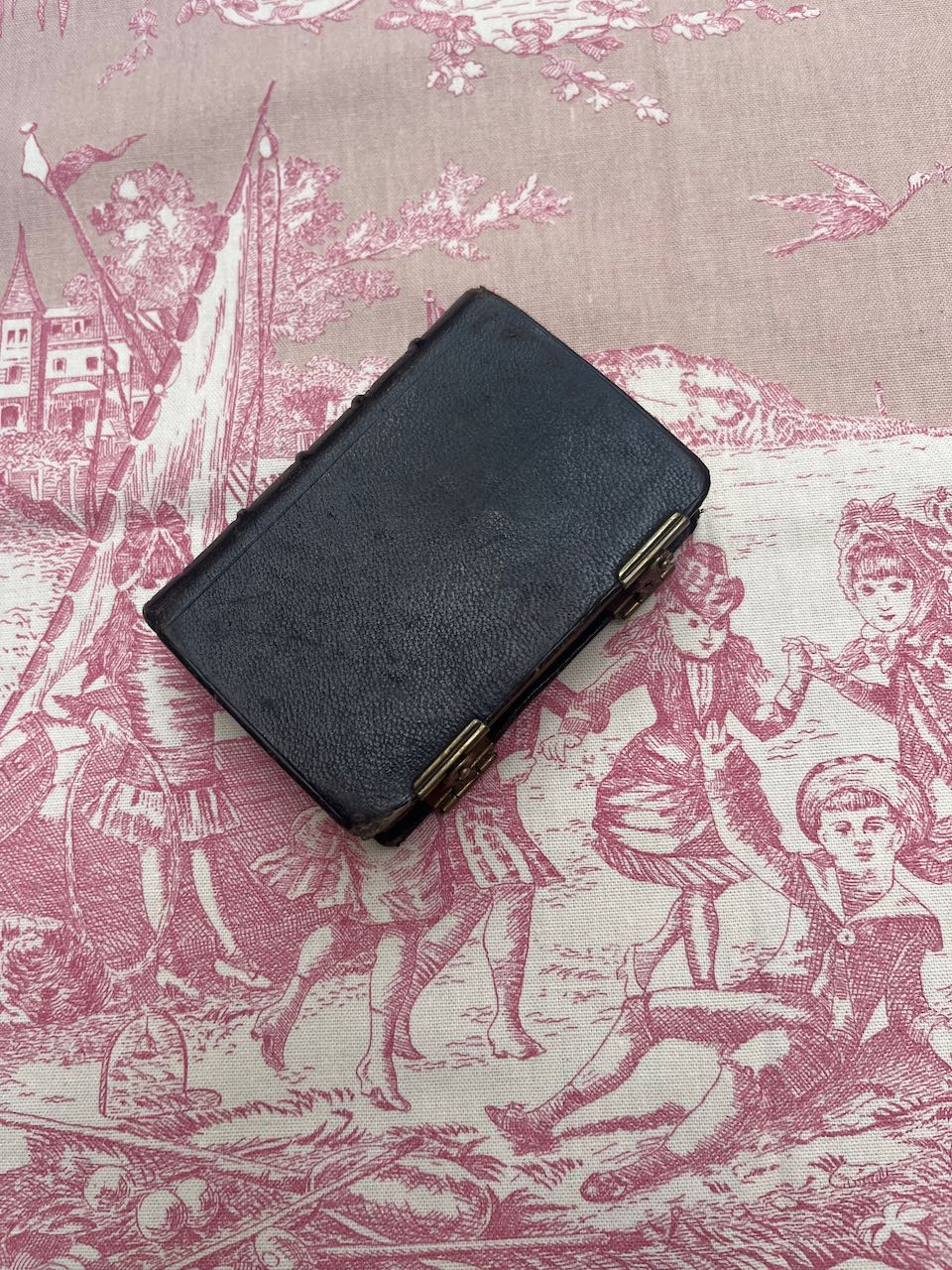 fa511 Tiny little missel with two metal clips and gold leaf tips.