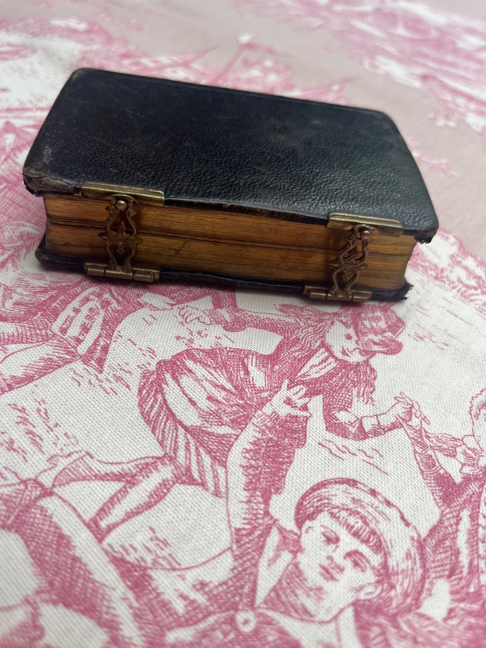 fa511 Tiny little missel with two metal clips and gold leaf tips.