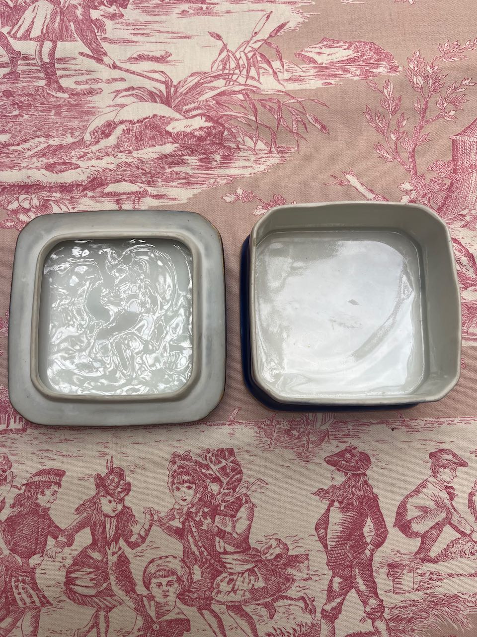 fa555 Beautiful ceramic limoge jewellery box with an angel decoration on the lid