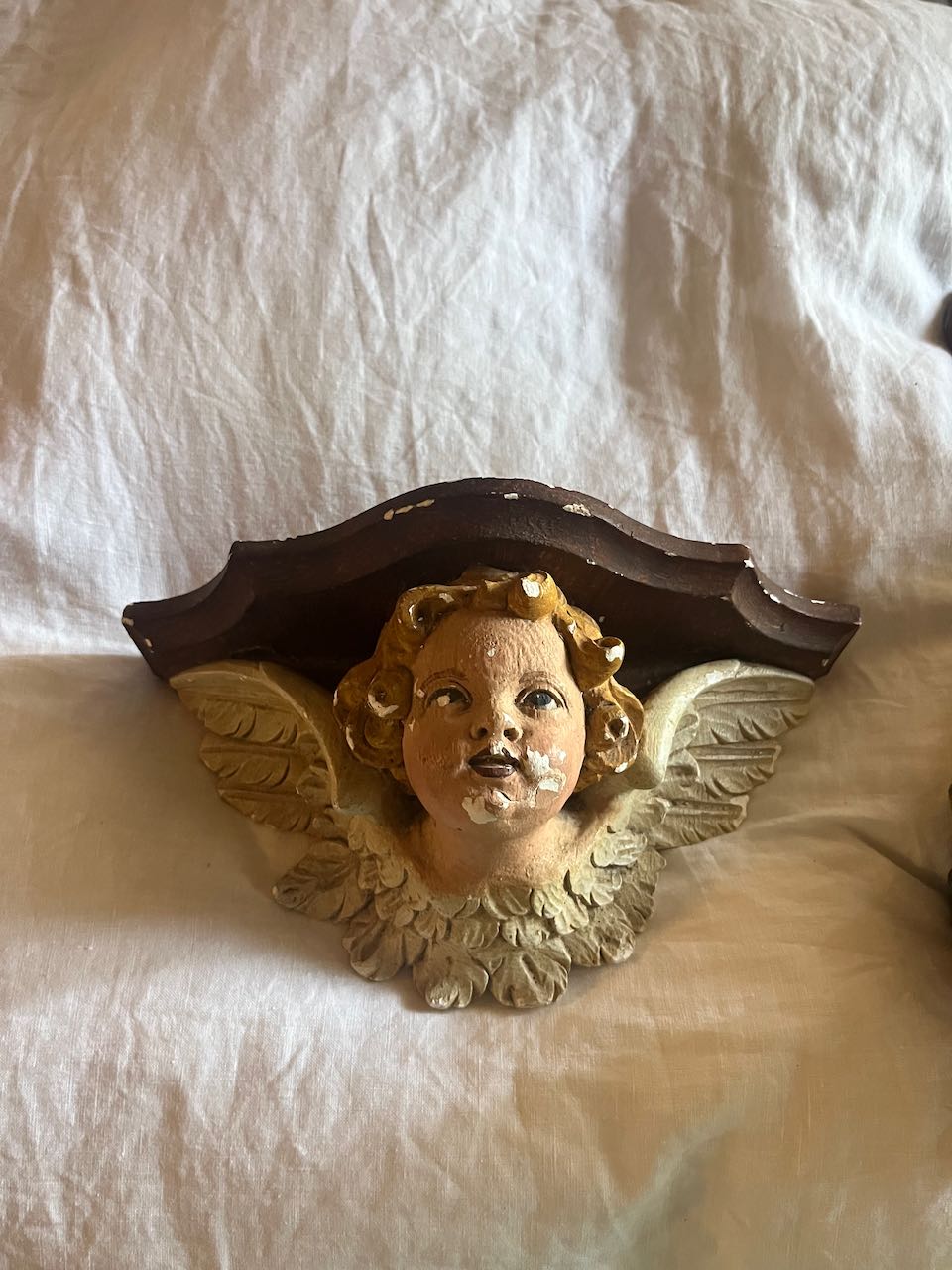 fa549 Small Cherub shelf in plaster