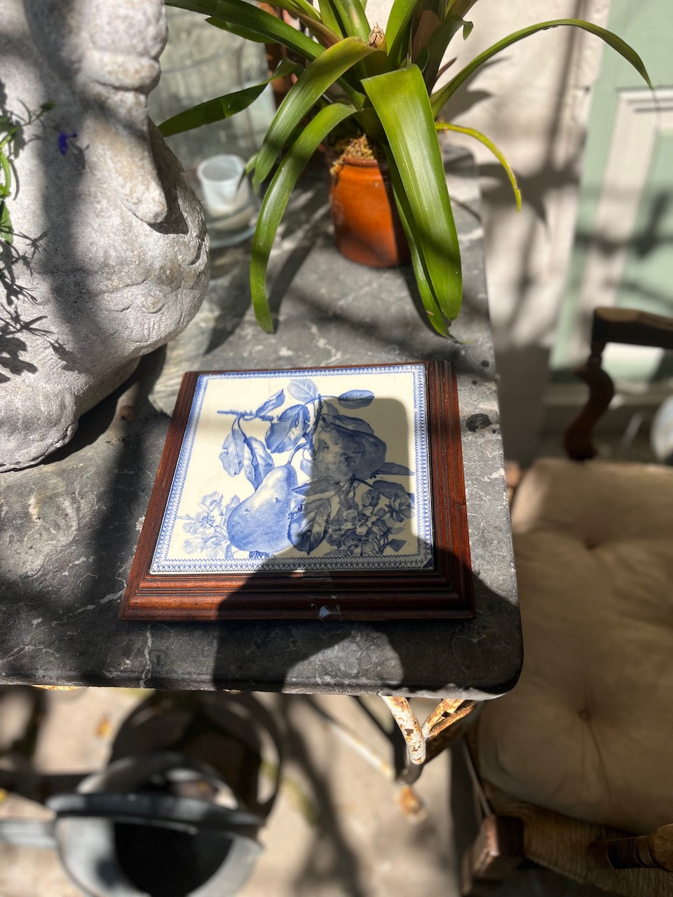 fa542 blue and white cheese platter /hot plate with wooden edge