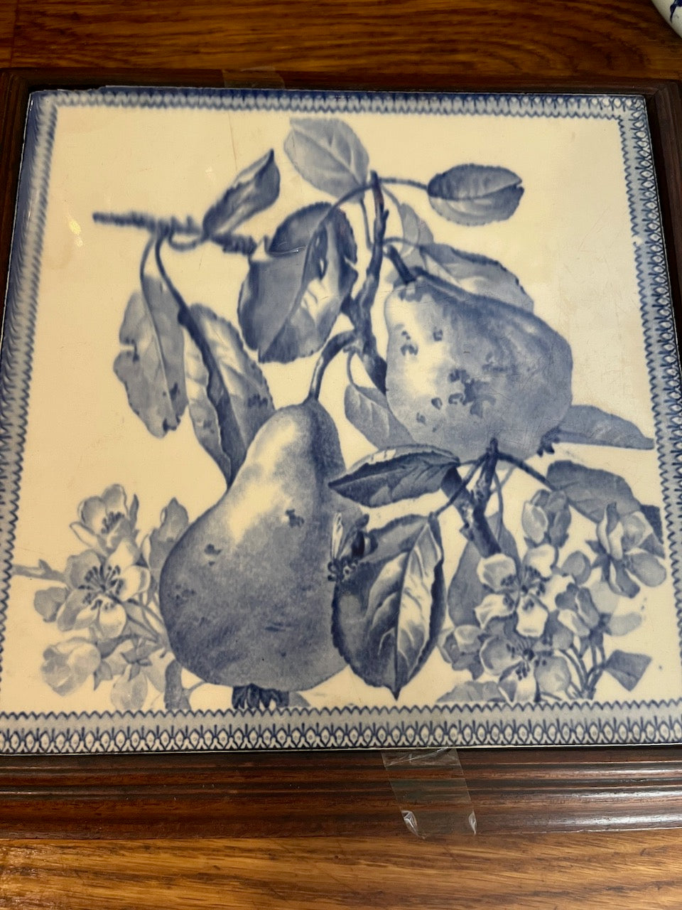 fa542 blue and white cheese platter /hot plate with wooden edge