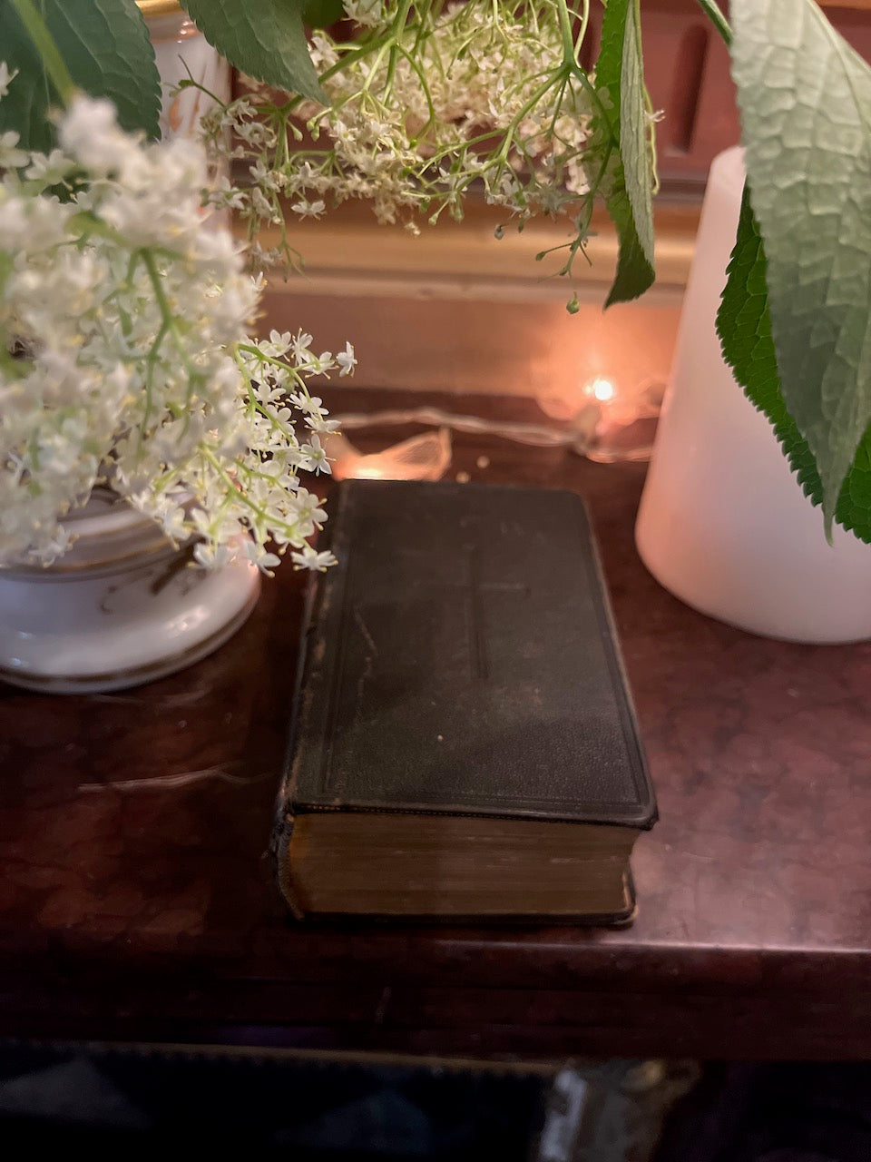 fa546 Med size Religious book with gold tipped pages