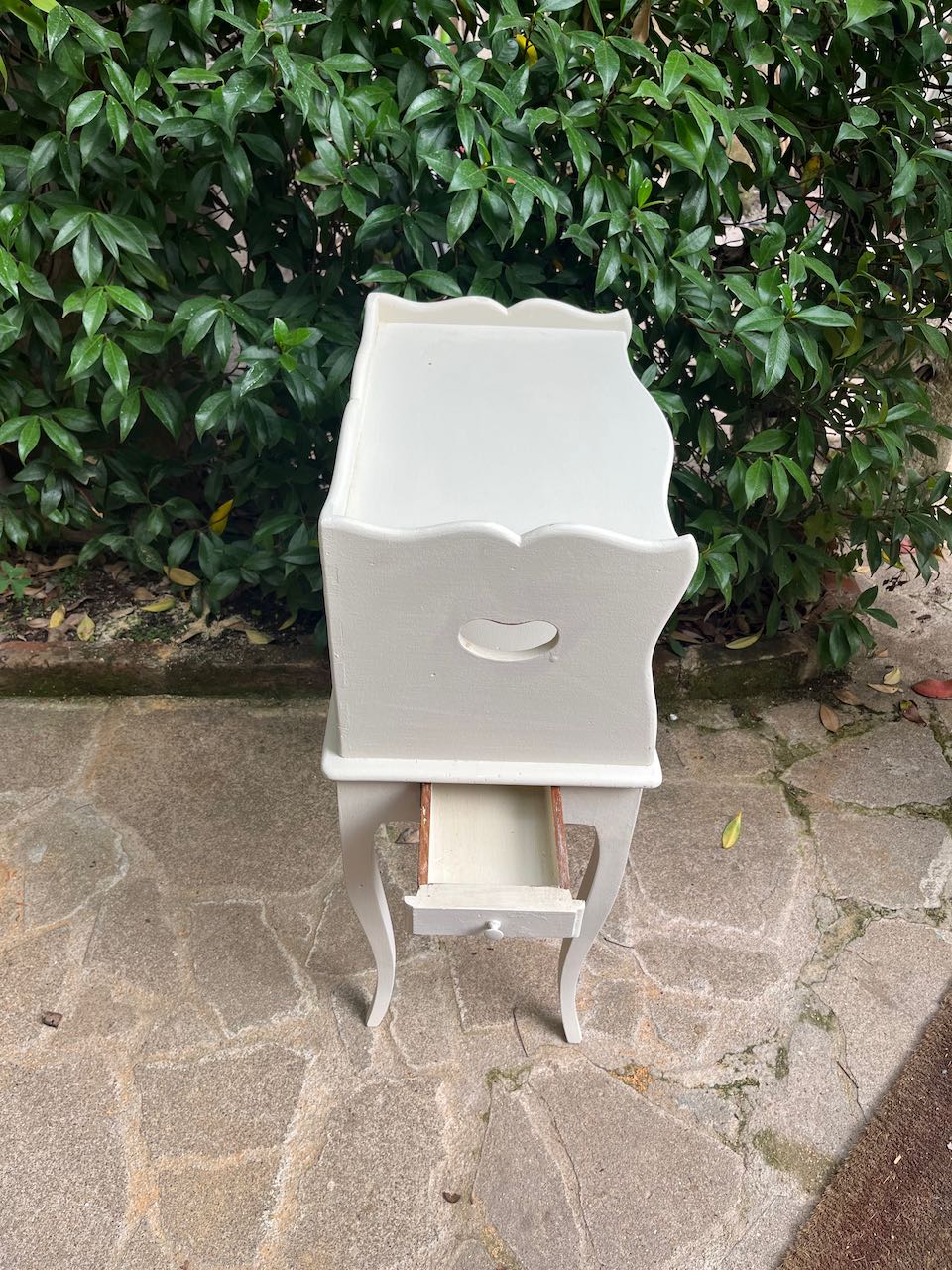 fa4553 Pretty little bedside table with book cavity.