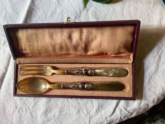 fa568 Pair resin salad servers, boxed