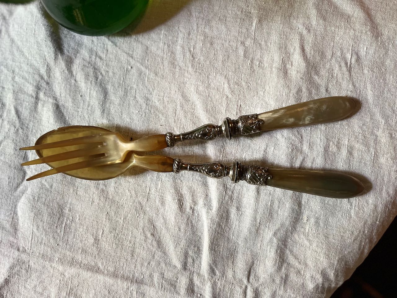 fa568 Pair resin salad servers, boxed