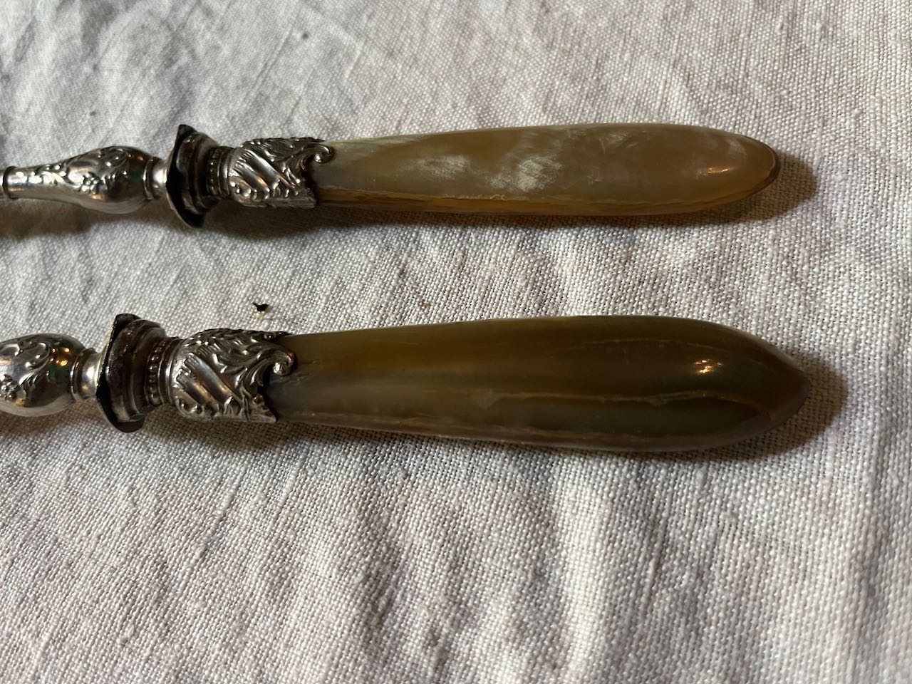 fa568 Pair resin salad servers, boxed