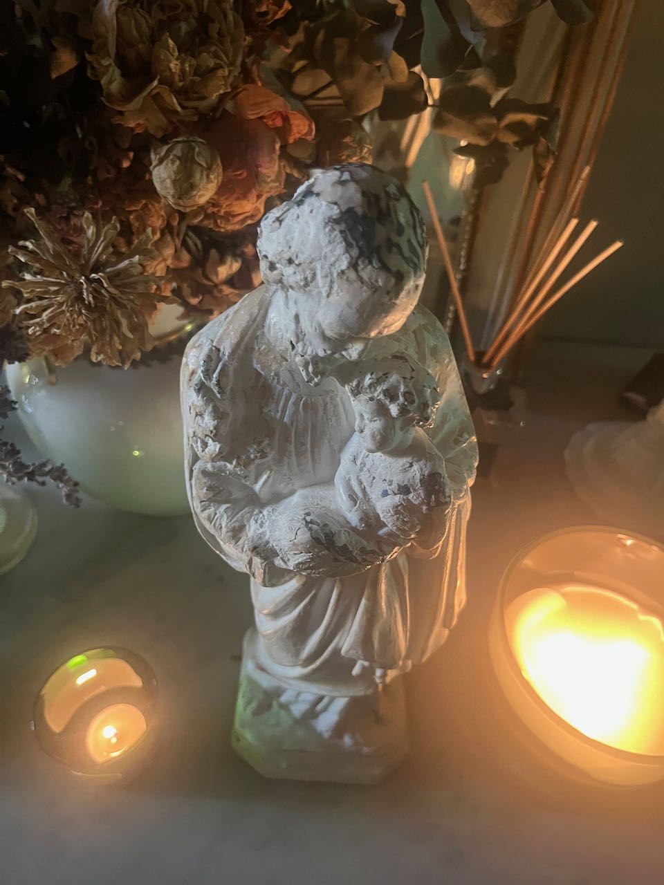 fa571 French vintage plaster saint with child