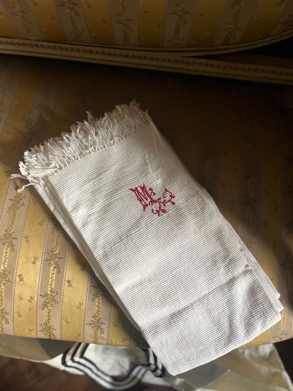 fa564 Beautiful French vintage and towel with fringed edge and monogramed red initial