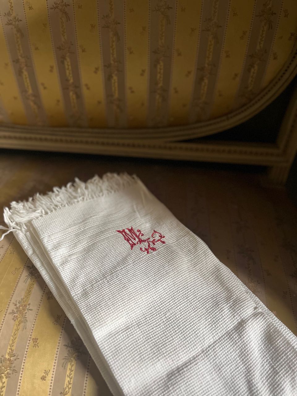 fa564 Beautiful French vintage and towel with fringed edge and monogramed red initial