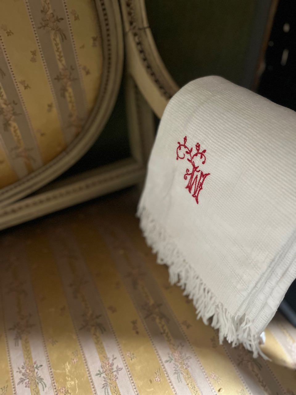fa564 Beautiful French vintage and towel with fringed edge and monogramed red initial