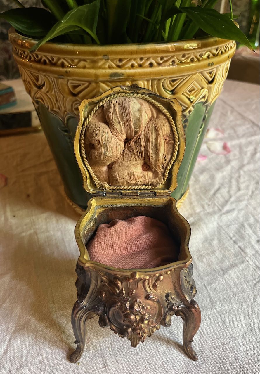 fa586 French antique metal padded jewellery box, 19th century