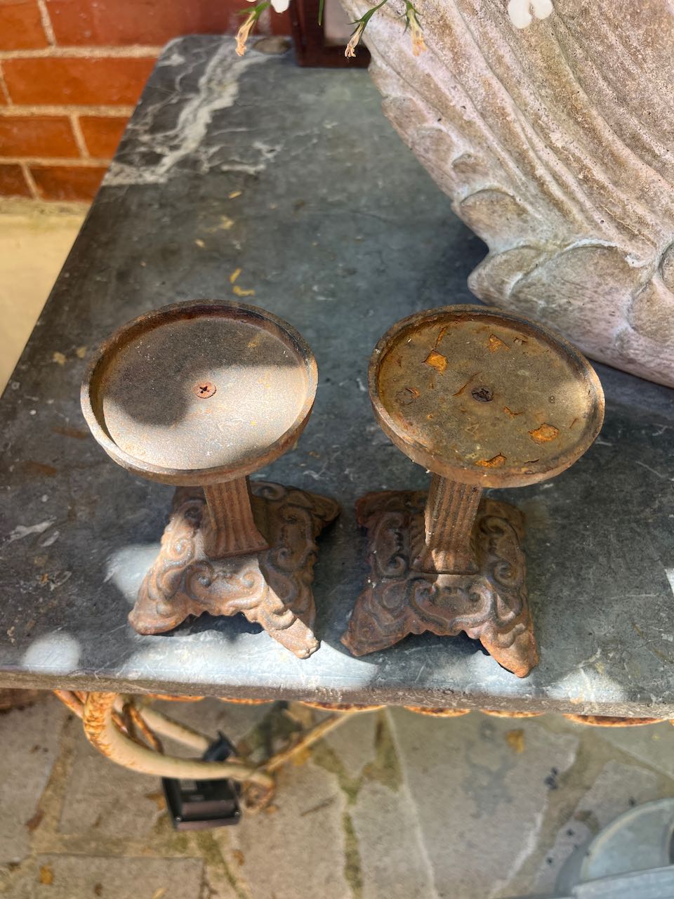 fa621 Small metal candlestand