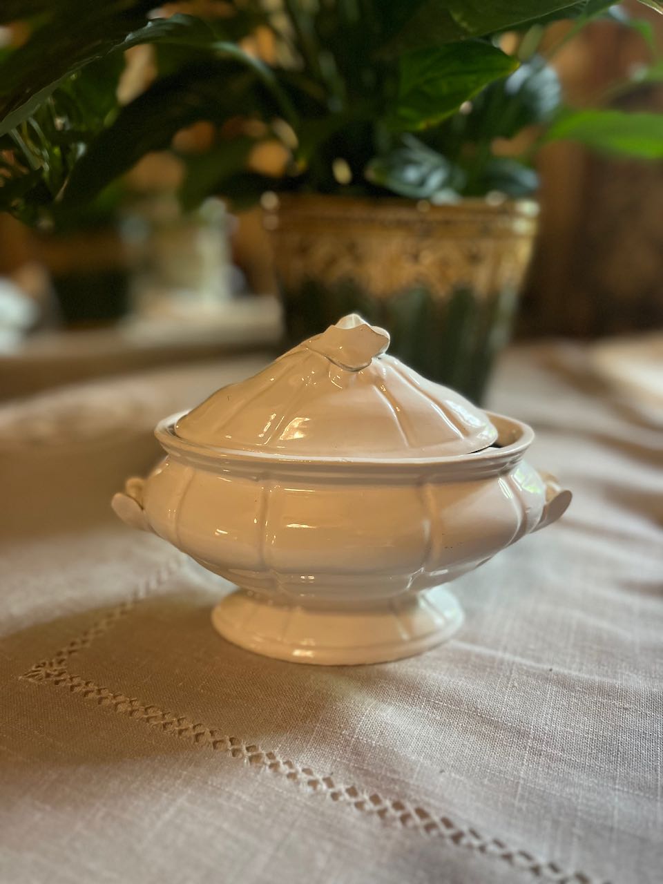fa633 small white oval lidded serving bowl with rosebud top