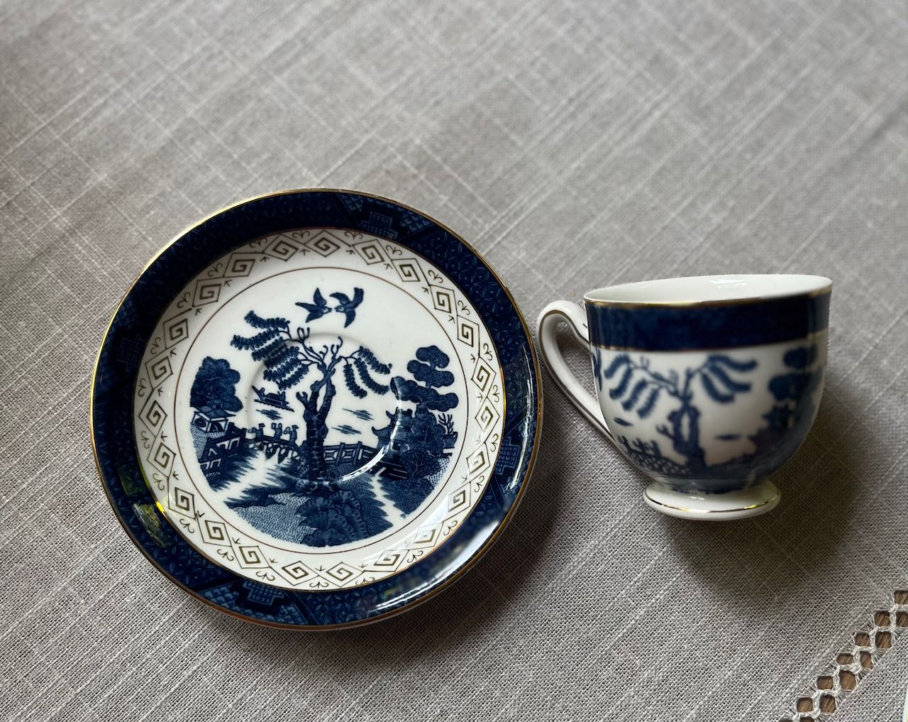 fa654 Small espresso cup and saucer, willow pattern