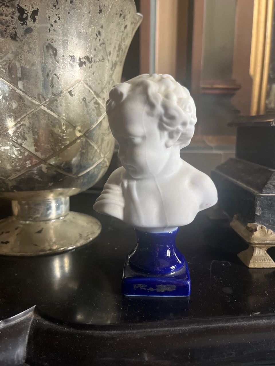 fa684 Small head of infant on stand, french, Limoge