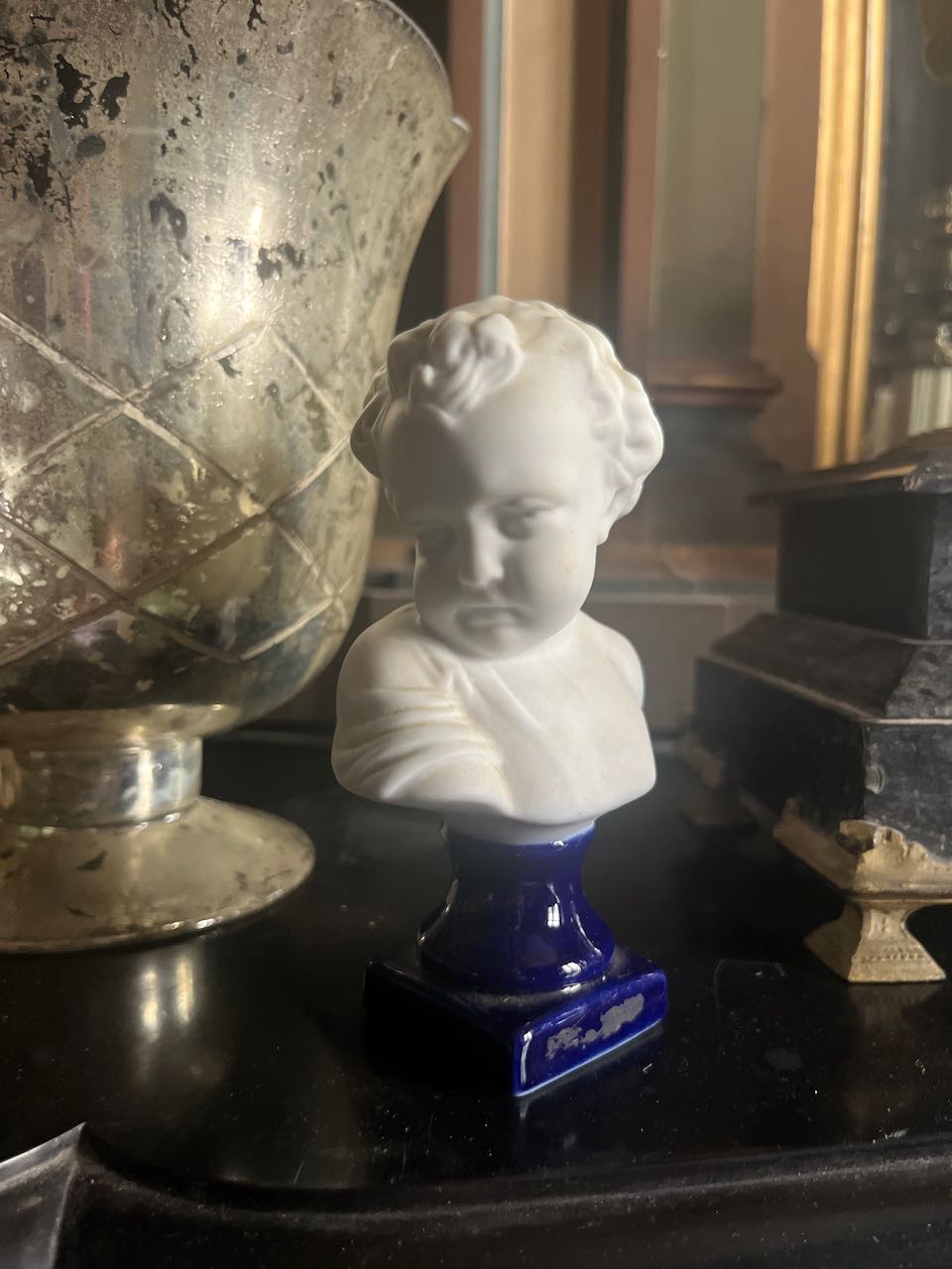 fa684 Small head of infant on stand, french, Limoge