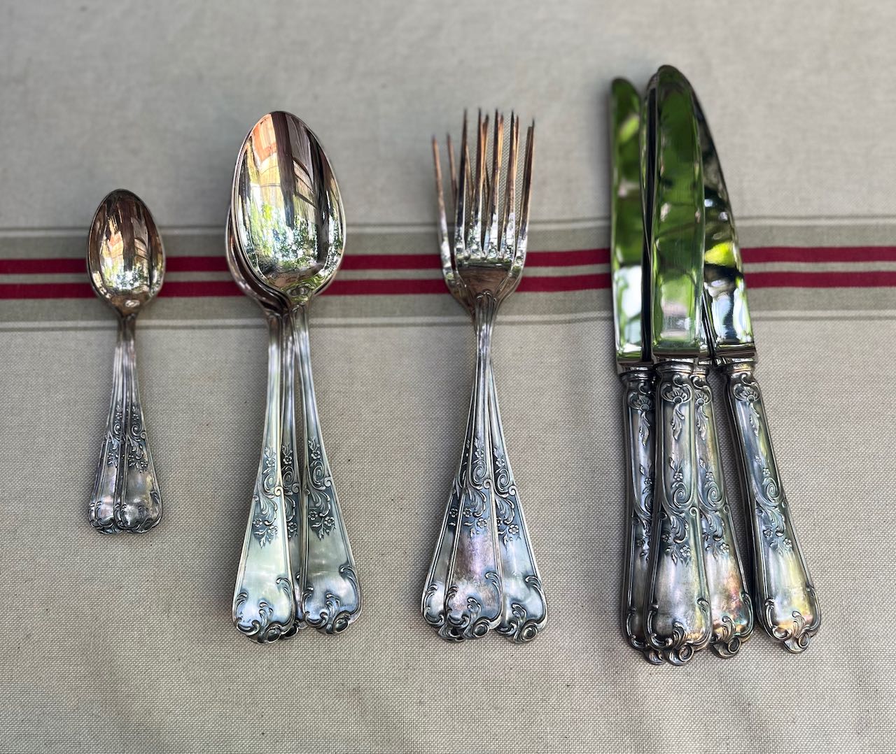 fa677 Boxed 12 service set, silver plate cutlery with servers