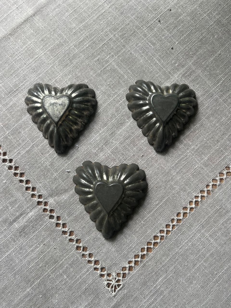 fa741 french heart vintage cake tin,