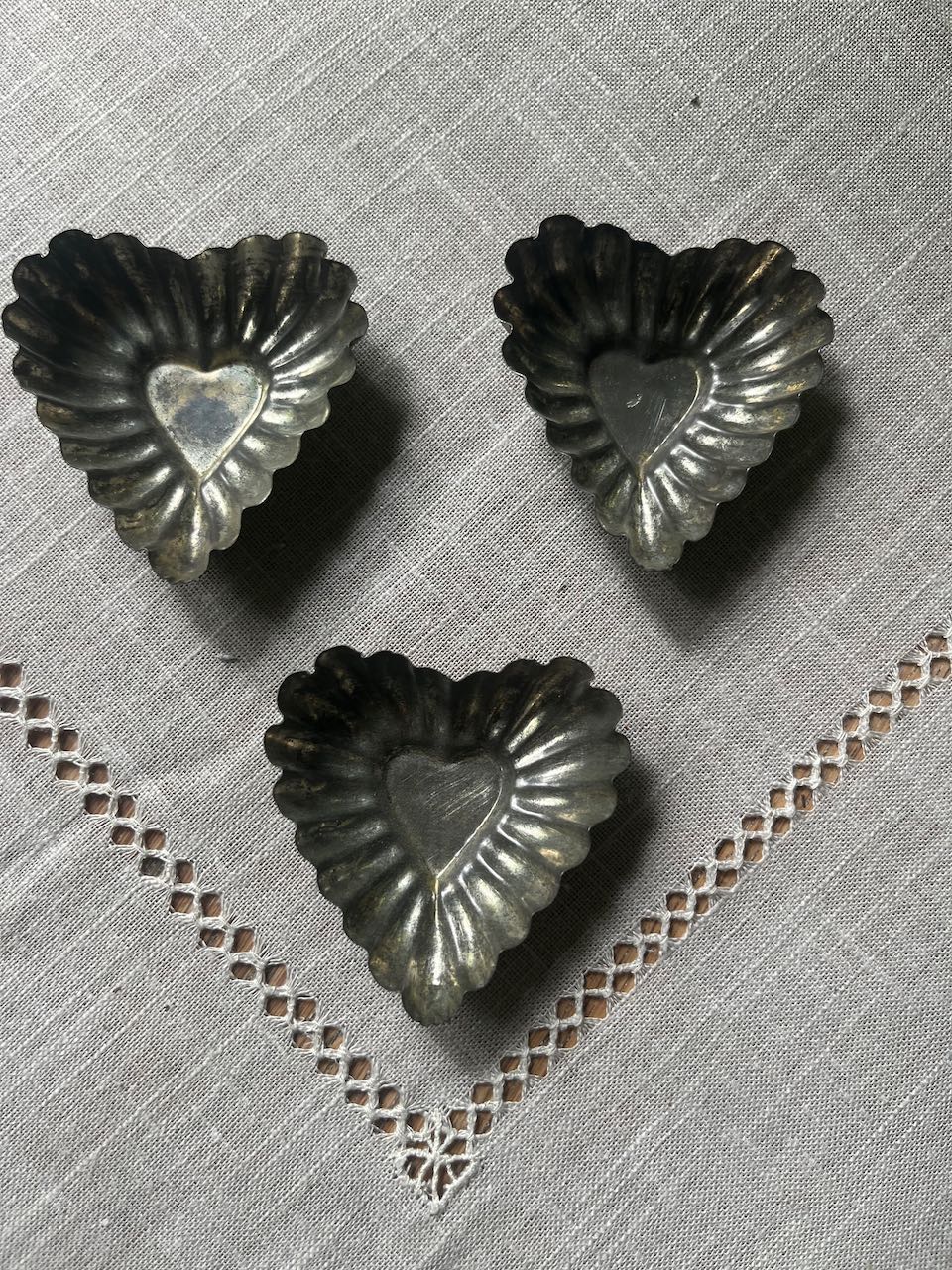 fa741 french heart vintage cake tin,