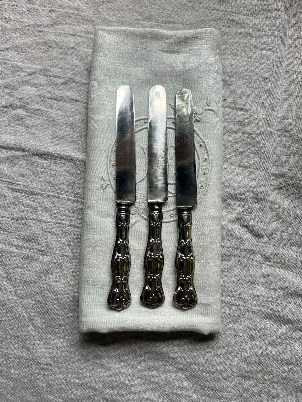 fa4587 French antique butter knife with ornate handle