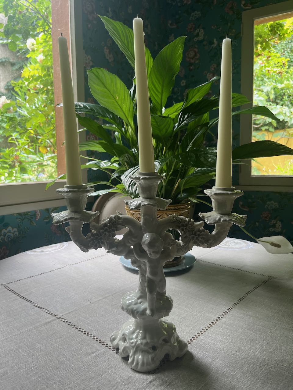 fa714 Cherub white, Italian candelabra