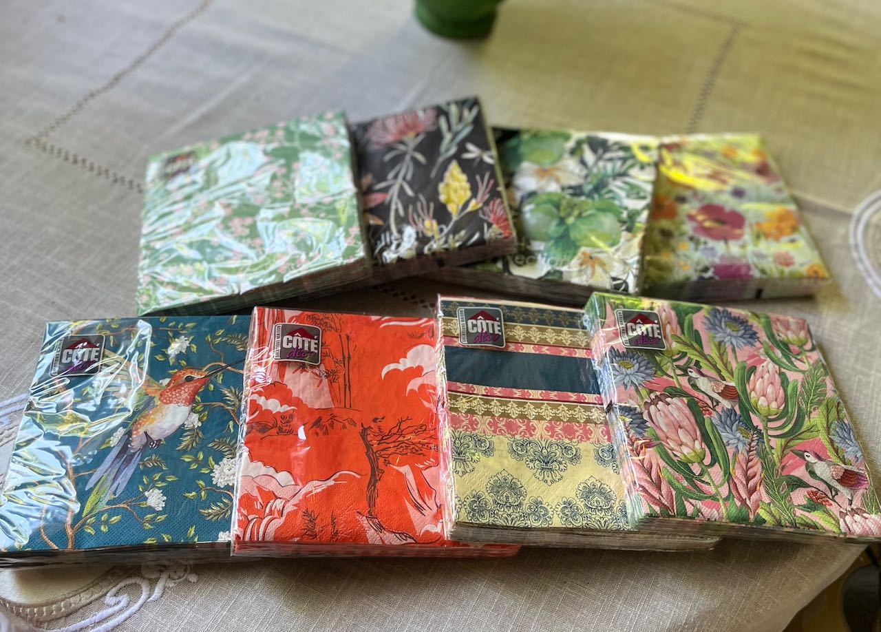 fa779 French paper napkins, assorted