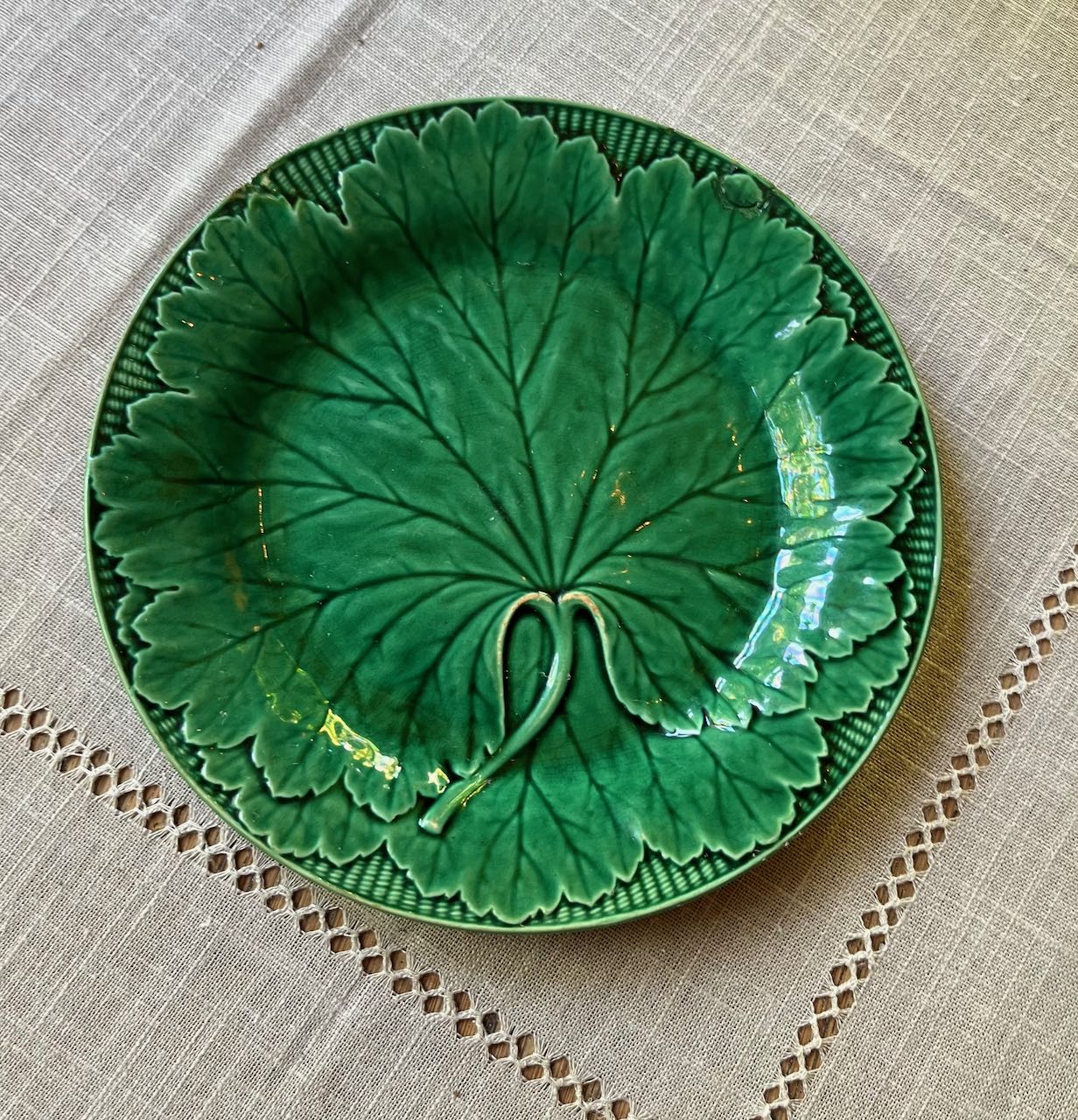 fa771 Green majolica English antique wedgewood grapevine plate, chips