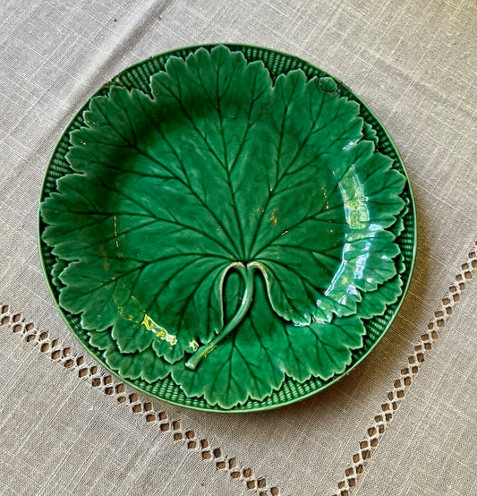 fa771 Green majolica English antique wedgewood grapevine plate, chips