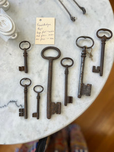 fa3868 French antique key, large